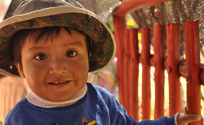 Volunteers prepare activities for children - Bolivia